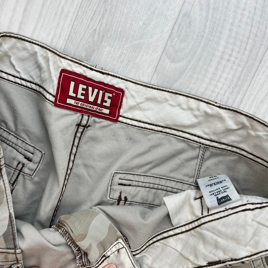 VINTAGE Y2K LEVIS BAGGY CAMO CARGO SHORTS CREAM