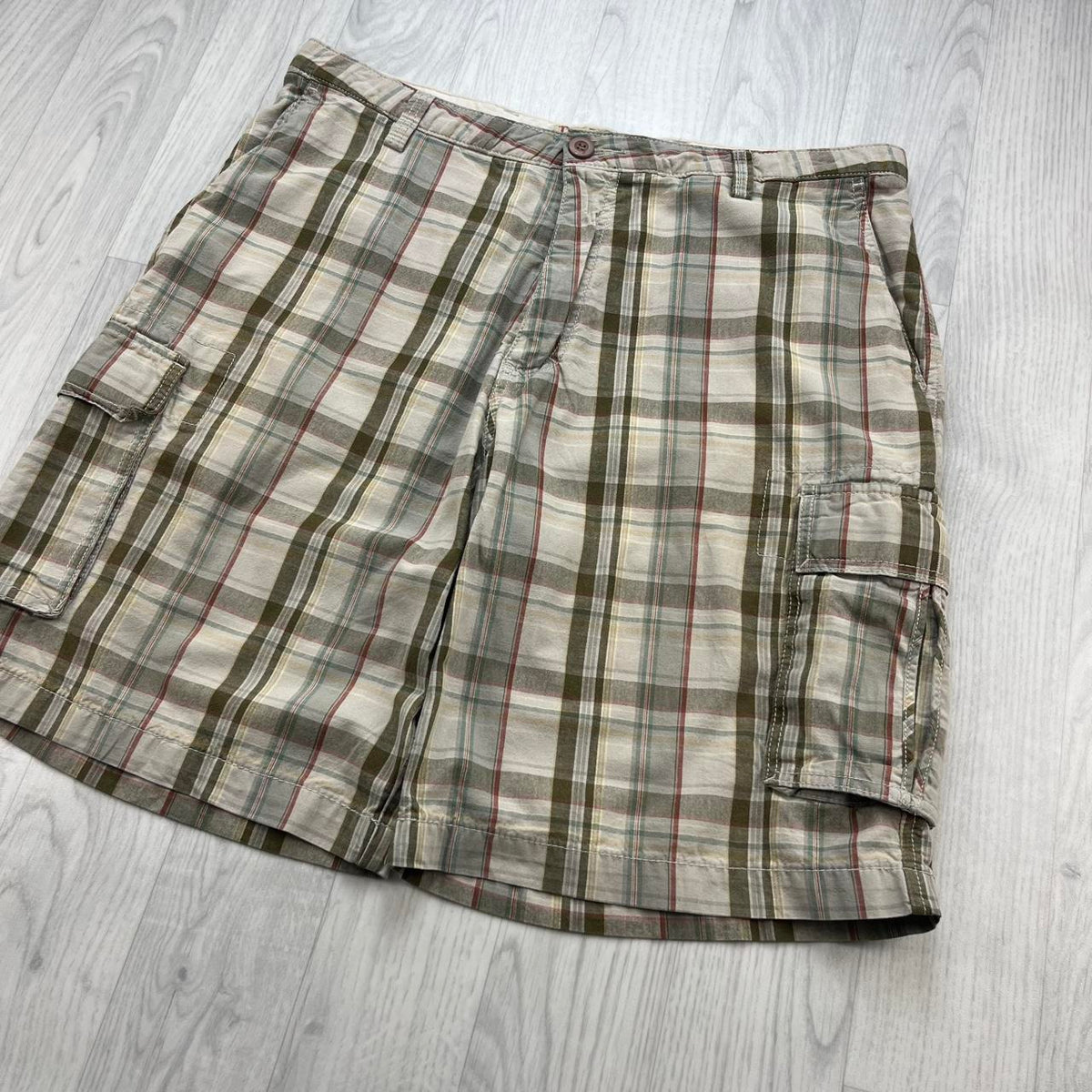VINTAGE Y2K DOCKERS BAGGY CHECKERED PLAID CARGO SHORTS BEIGE / CREAM