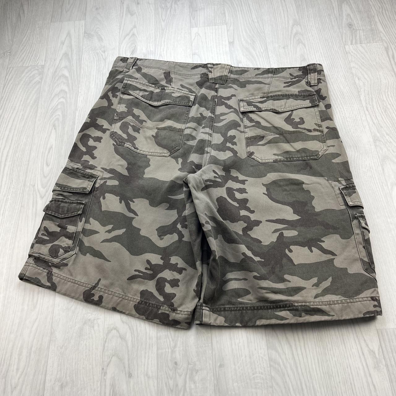 VINTAGE Y2K BAGGY CAMO CARGO SHORTS KHAKI
