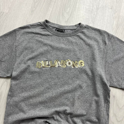 VINTAGE Y2K BILLABONG SPELL OUT GRAPHIC T SHIRT GREY