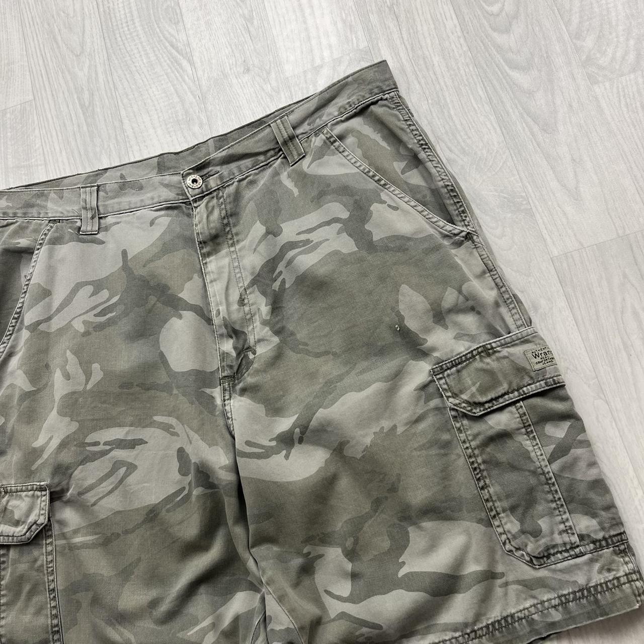 VINTAGE Y2K WRANGLER BAGGY CAMO CARGO SHORTS