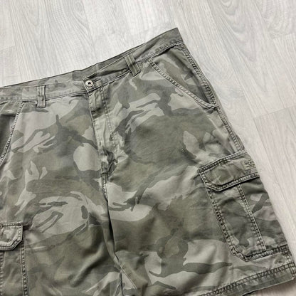 VINTAGE Y2K WRANGLER BAGGY CAMO CARGO SHORTS