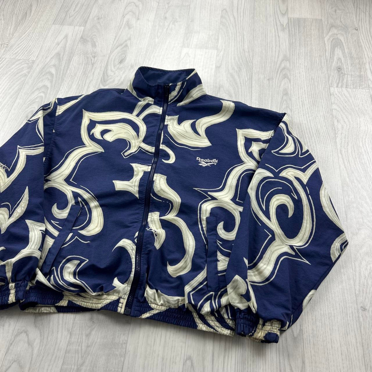 VINTAGE 90s REEBOK LIGHTWEIGHT FUNKY GRAPHIC JACKET NAVY / CREAM