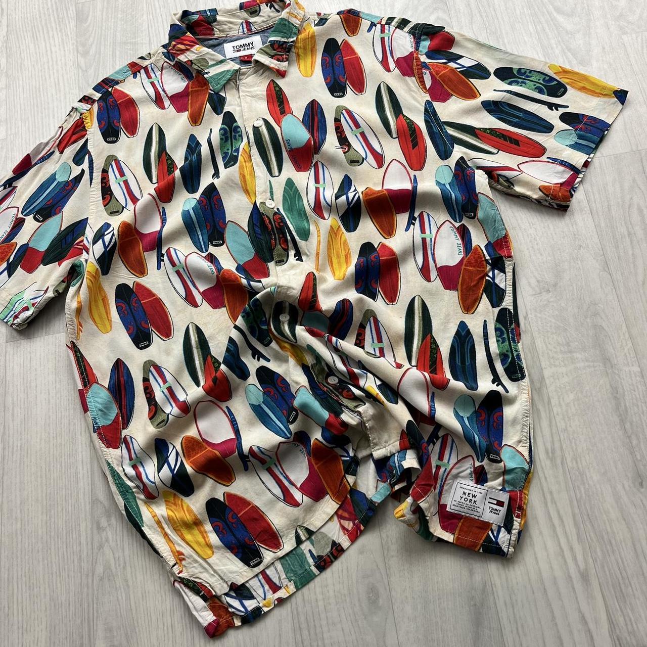 TOMMY JEANS SURFBOARD PRINT SHORT SLEEVE SHIRT CREAM