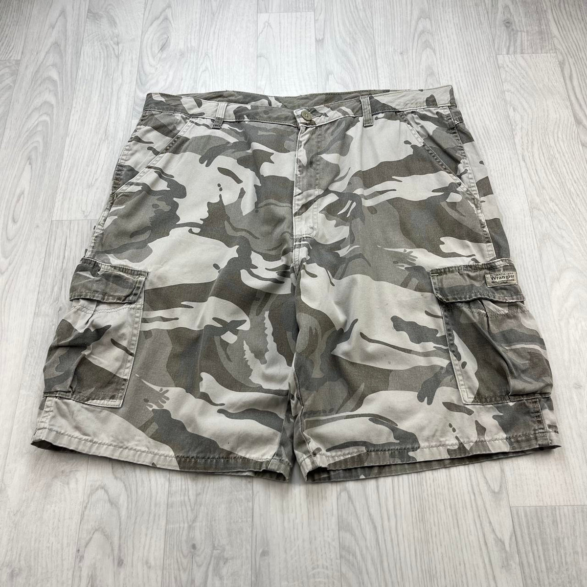 VINTAGE Y2K WRANGLER BAGGY CAMO CARGO SHORTS KHAKI CREAM