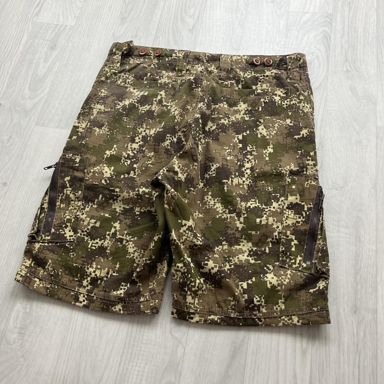 VINTAGE Y2K BAGGY LOOSE DIGITAL CAMO SHORTS