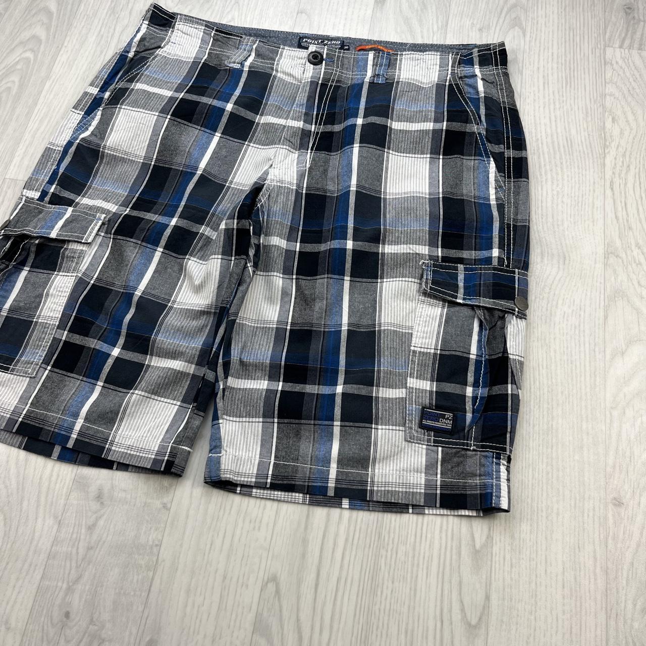 VINTAGE Y2K POINT ZERO CHECKERED PLAID CARGO SHORTS WHITE / NAVY