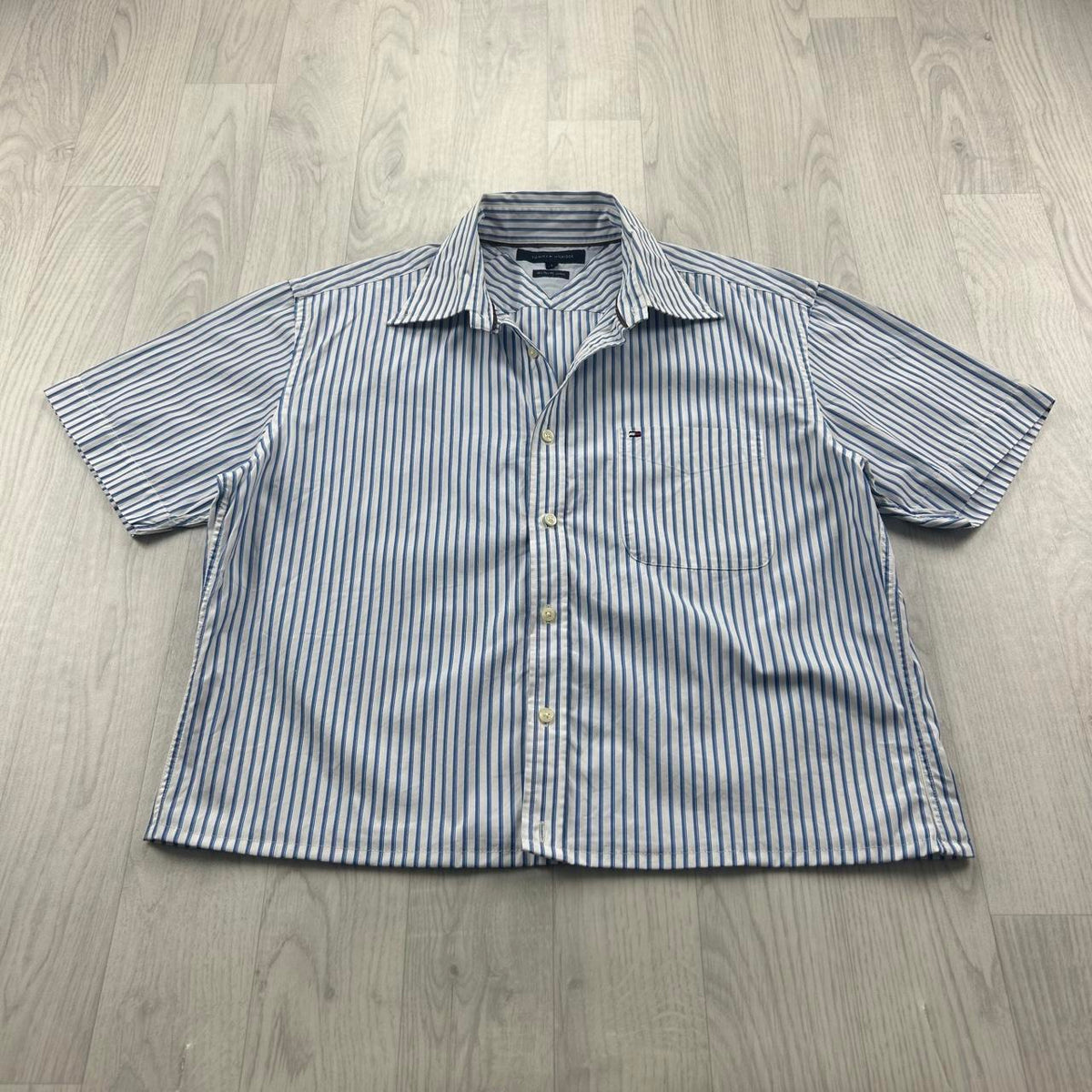 VINTAGE 00s TOMMY HILFIGER STRIPED CROPPED SHORT SLEEVE BUTTON UP SHIRT BLUE