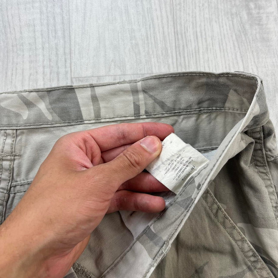 VINTAGE Y2K WRANGLER BAGGY CAMO CARGO SHORTS CREAM / KHAKI