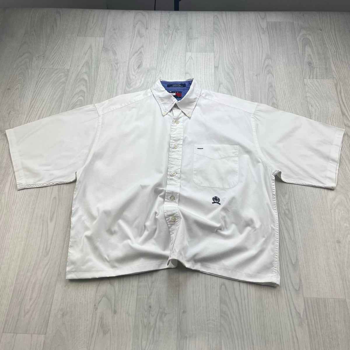 VINTAGE 00s TOMMY HILFIGER PLAIN CROPPED SHORT SLEEVE BUTTON UP SHIRT WHITE