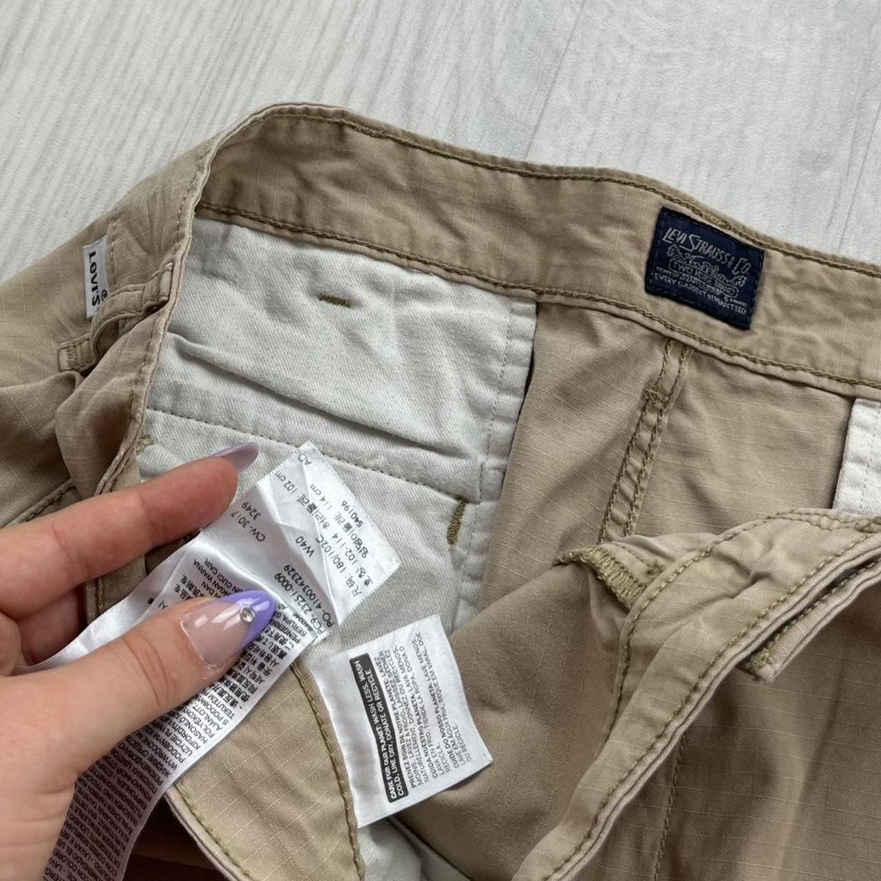VINTAGE Y2K LEVIS BAGGY CARGO SHORTS BEIGE