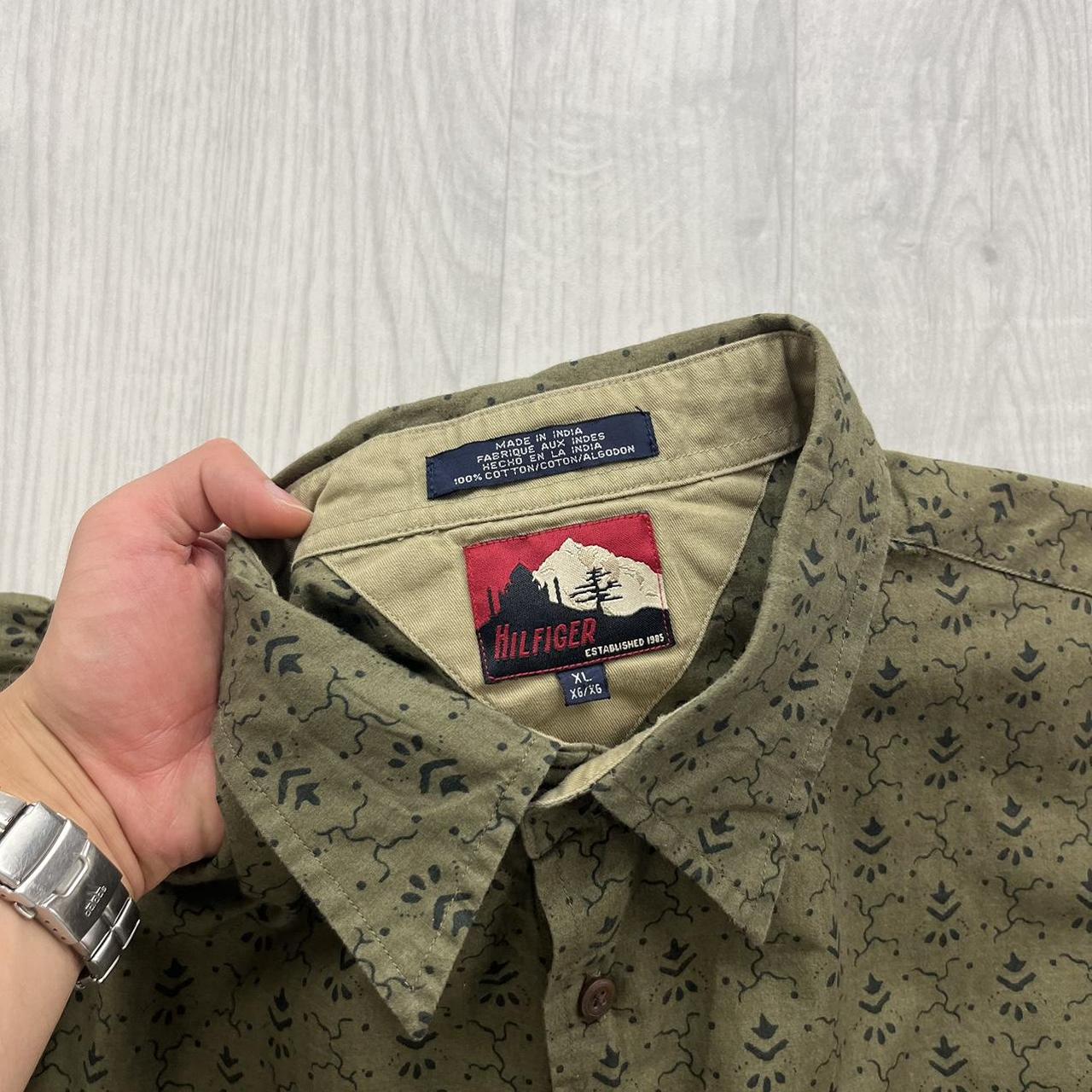 VINTAGE Y2K TOMMY HILFIGER PATTERN SHORT SLEEVE BUTTON UP SHIRT KHAKI