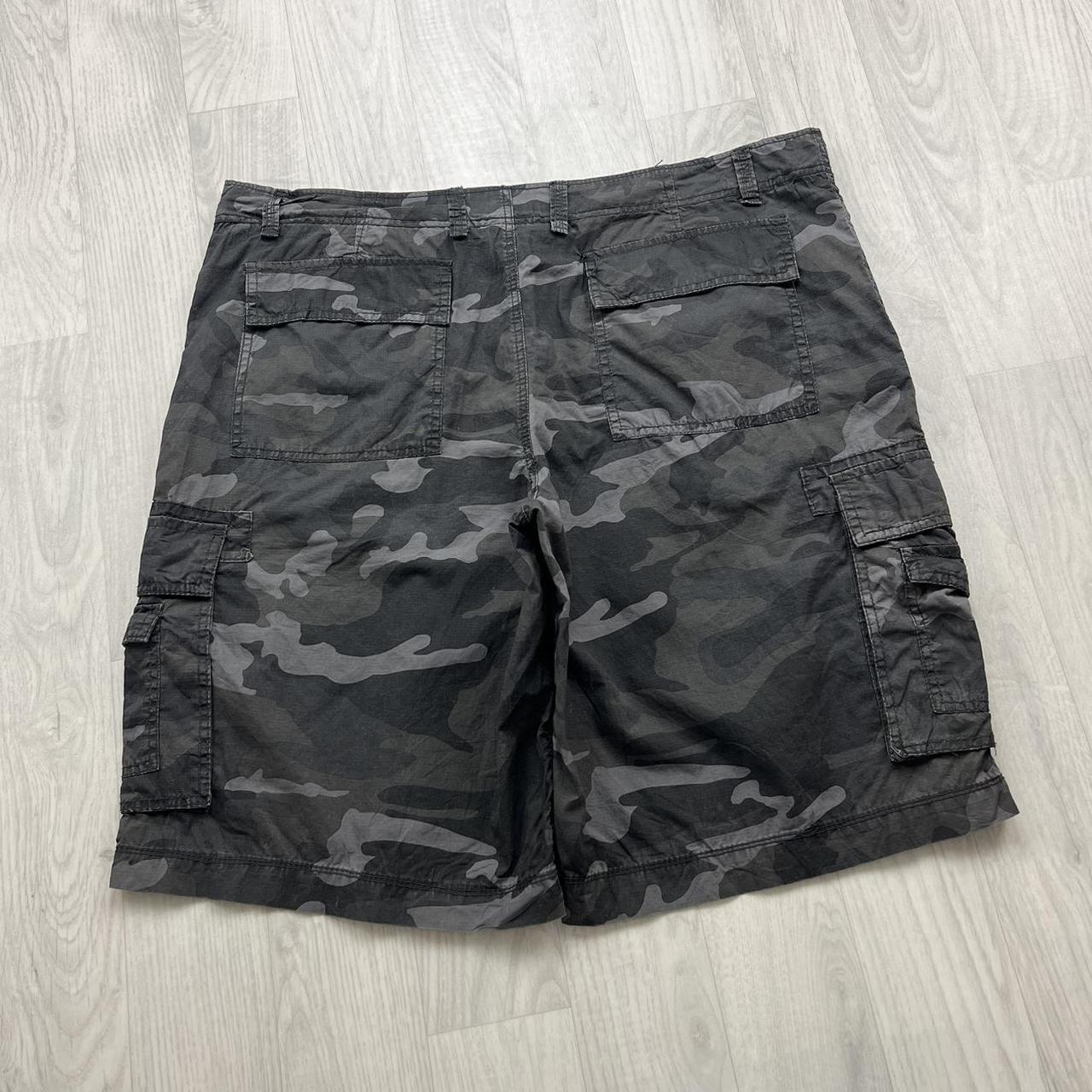 VINTAGE Y2K NO BOUNDARIES BAGGY CAMO CARGO SHORTS GREY