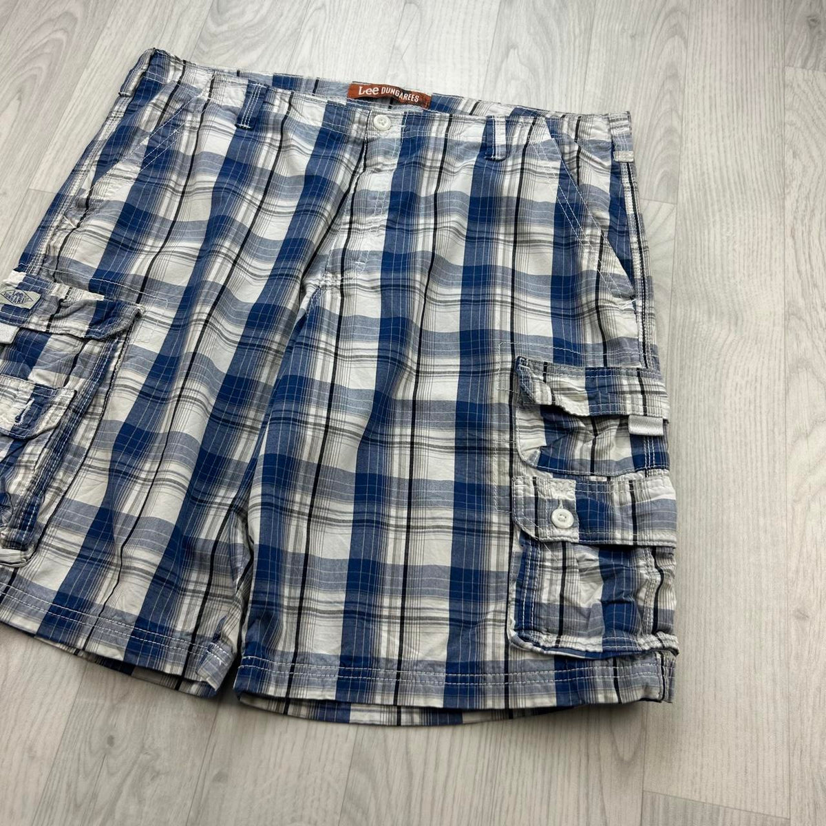 VINTAGE Y2K LEE BAGGY CHECKERED PLAID CARGO SHORTS WHITE / BLUE