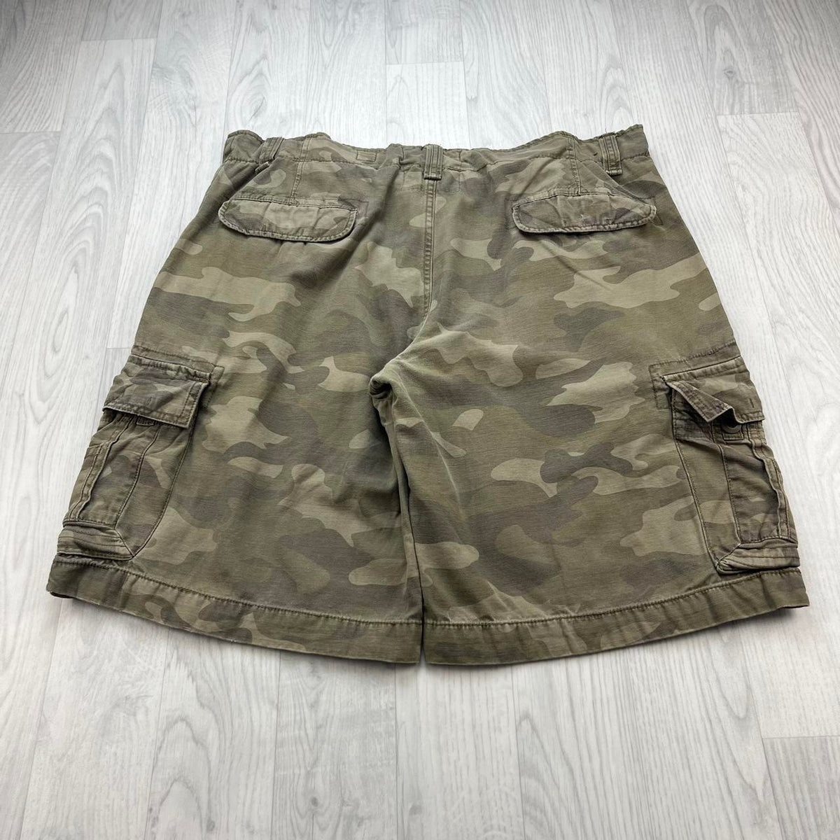 VINTAGE Y2K NO BOUNDARIES BAGGY CAMO CARGO SHORTS KHAKI