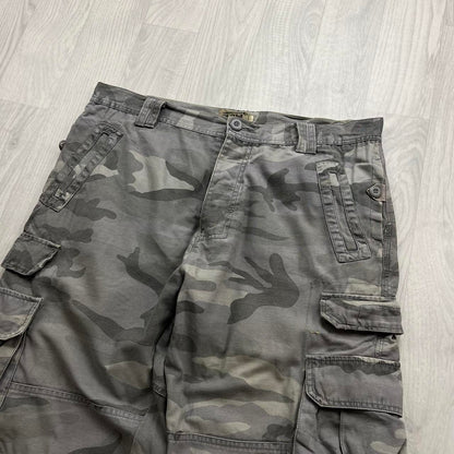 VINTAGE Y2K BAGGY CAMO CARGO SHORTS GREY