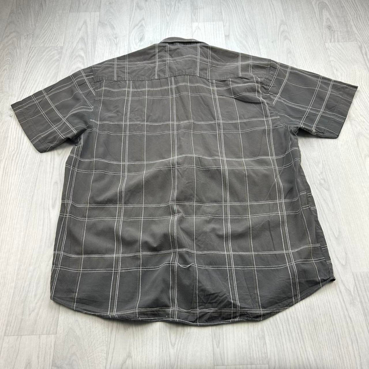 VINTAGE 00s CHECKERED SHORT SLEEVE BUTTON UP SHIRT BROWN
