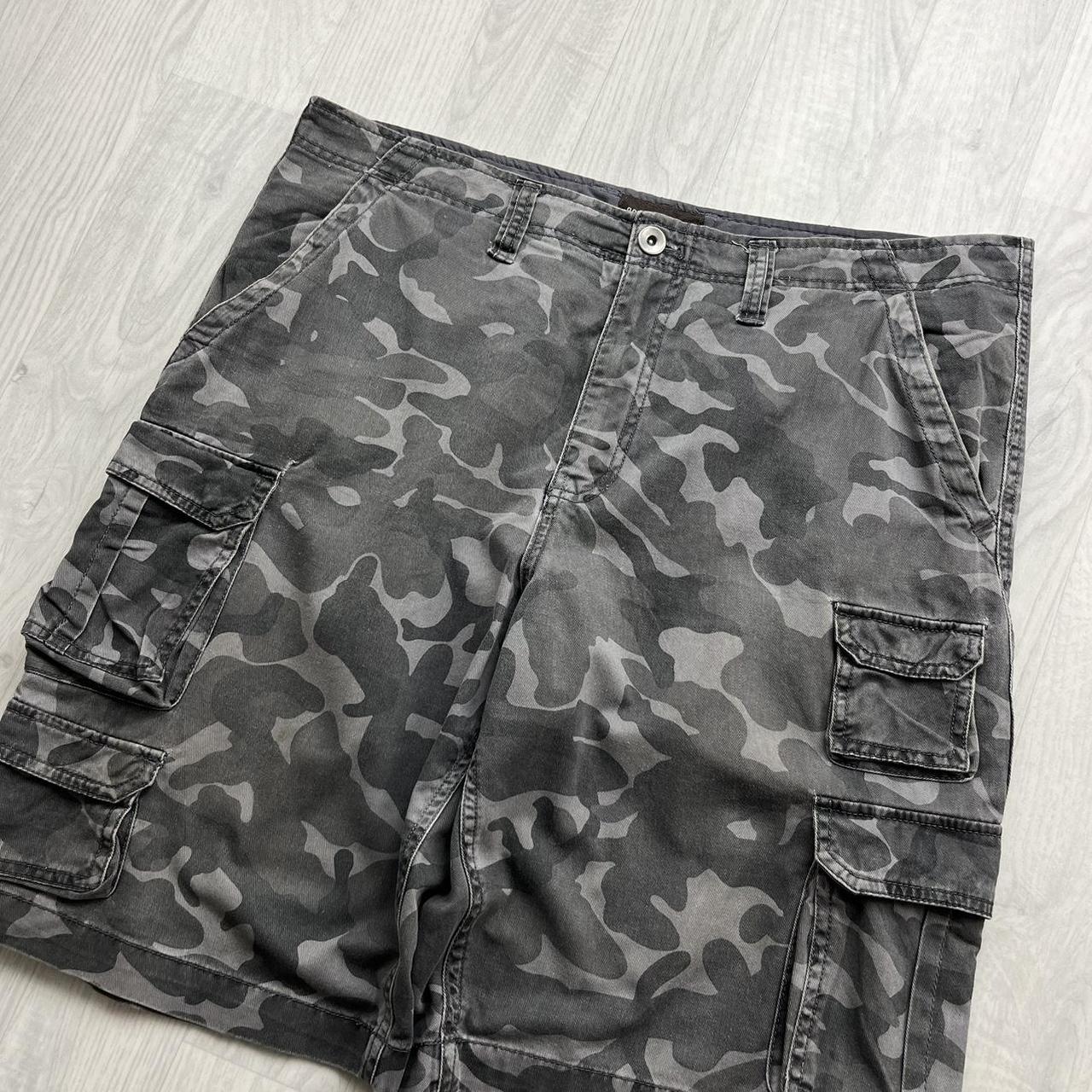 VINTAGE Y2K NO BOUNDARIES BAGGY CAMO CARGO SHORTS GREY