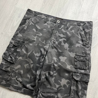 VINTAGE Y2K NO BOUNDARIES BAGGY CAMO CARGO SHORTS GREY