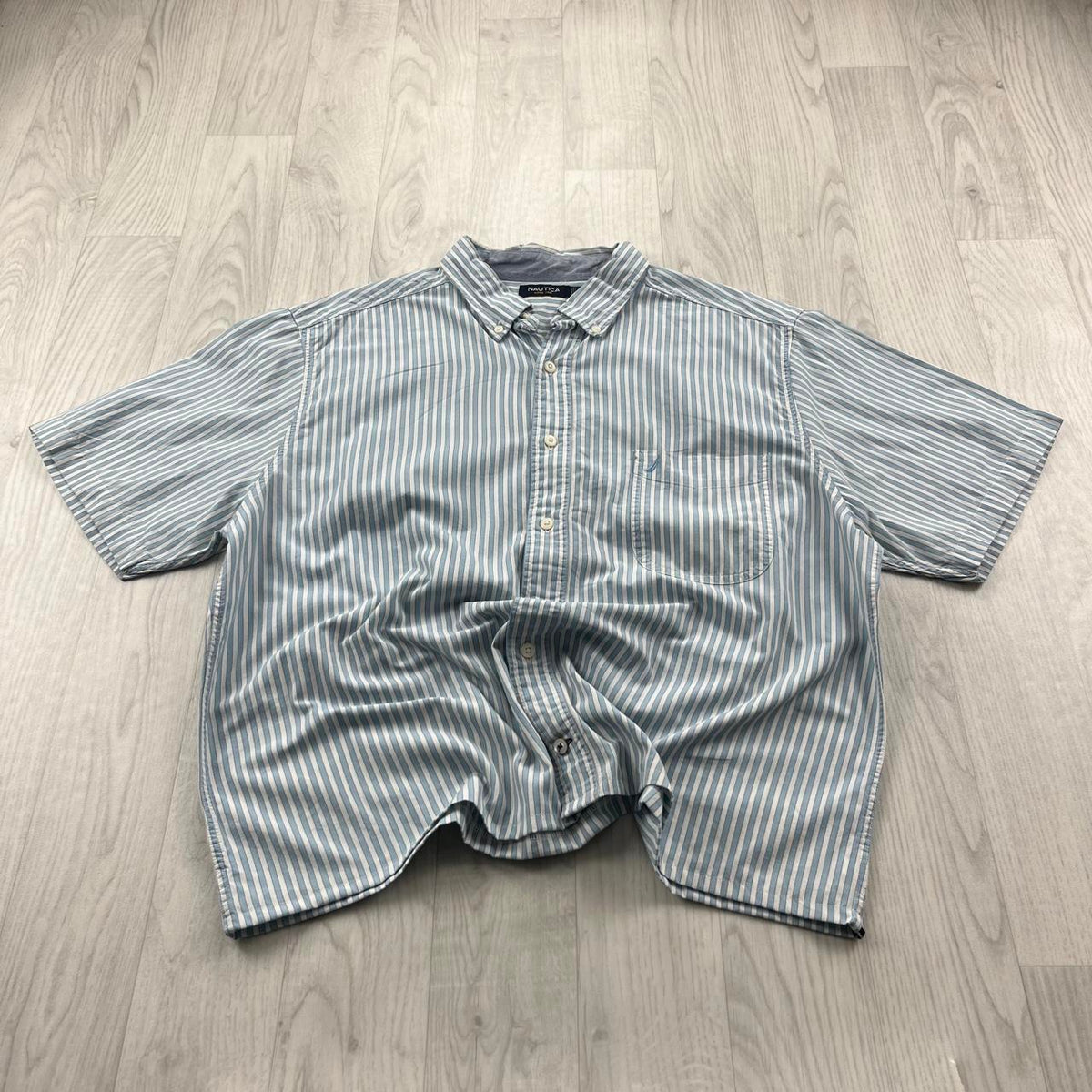 VINTAGE 00s NAUTICA STRIPED CROPPED SHORT SLEEVE BUTTON UP SHIRT WHITE BLUE