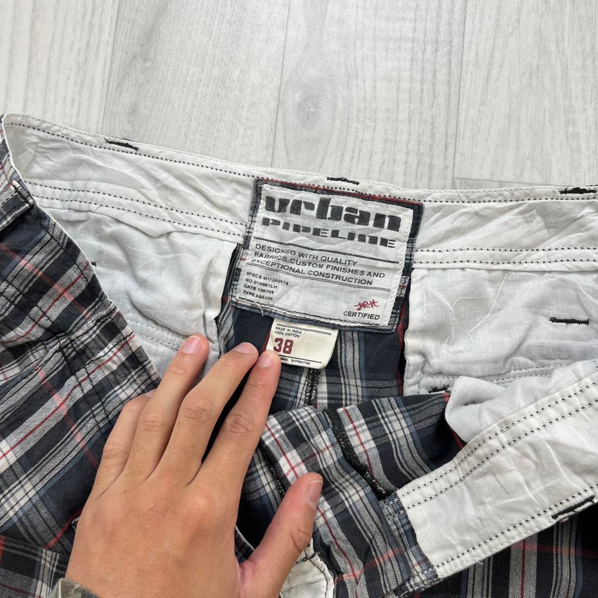 VINTAGE Y2K URBAN PIPELINE BAGGY CHECKERED PLAID CARGO SHORTS BLACK / WHITE