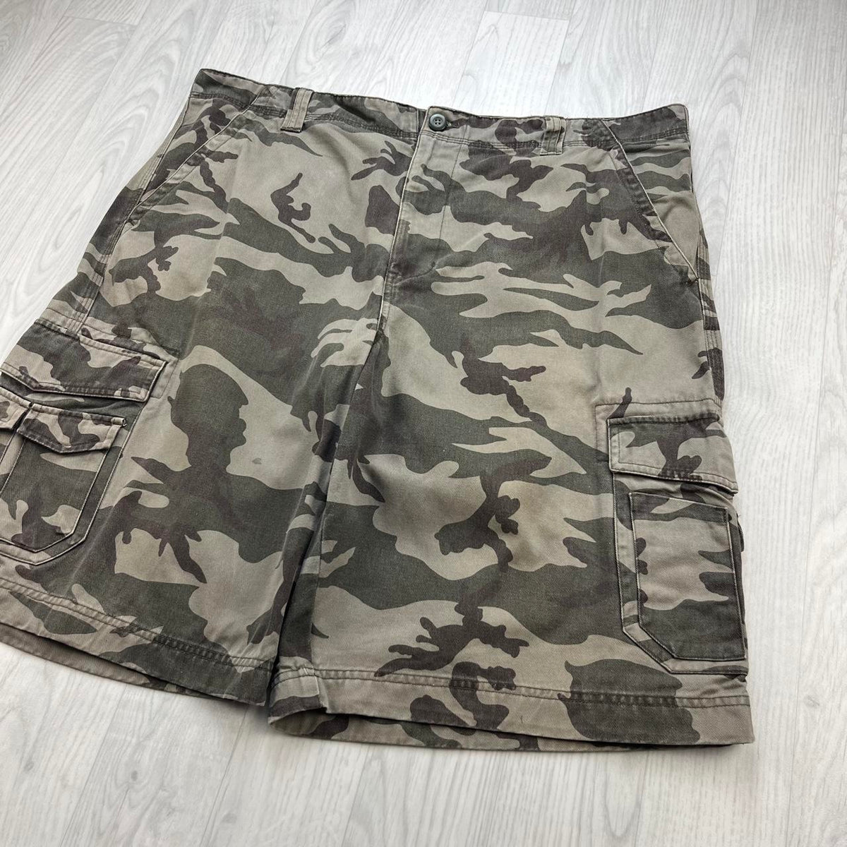 VINTAGE Y2K BAGGY CAMO CARGO SHORTS KHAKI