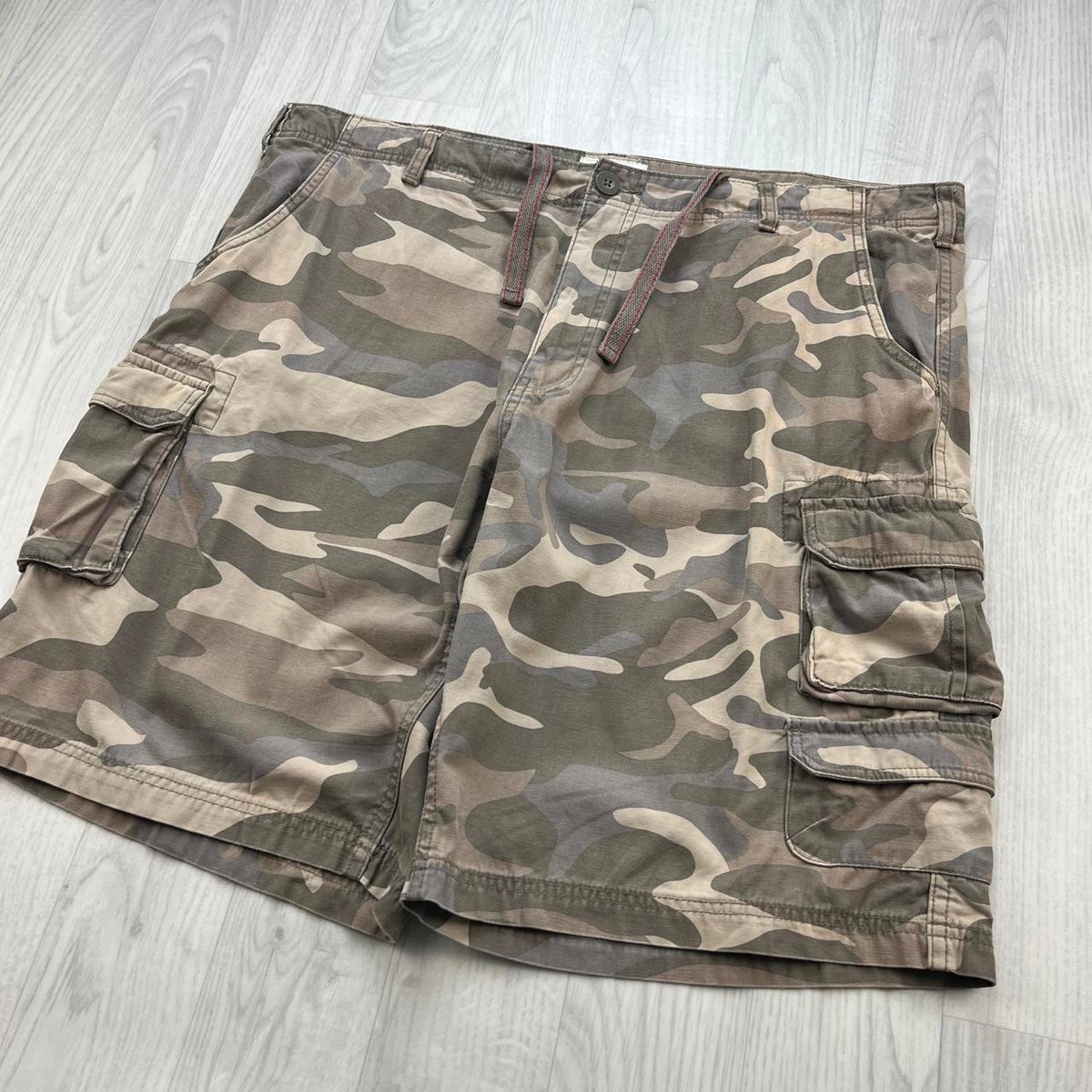 VINTAGE Y2K OLD MILL BAGGY CAMO CARGO SHORTS