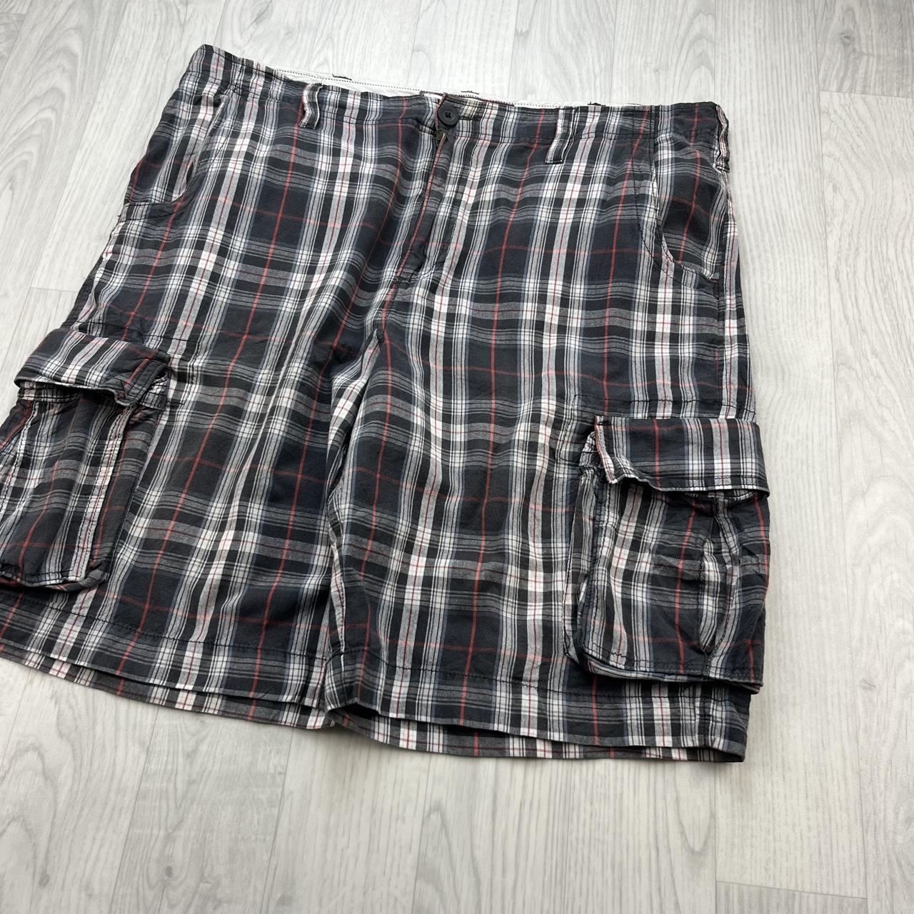 VINTAGE Y2K URBAN PIPELINE BAGGY CHECKERED PLAID CARGO SHORTS BLACK / WHITE