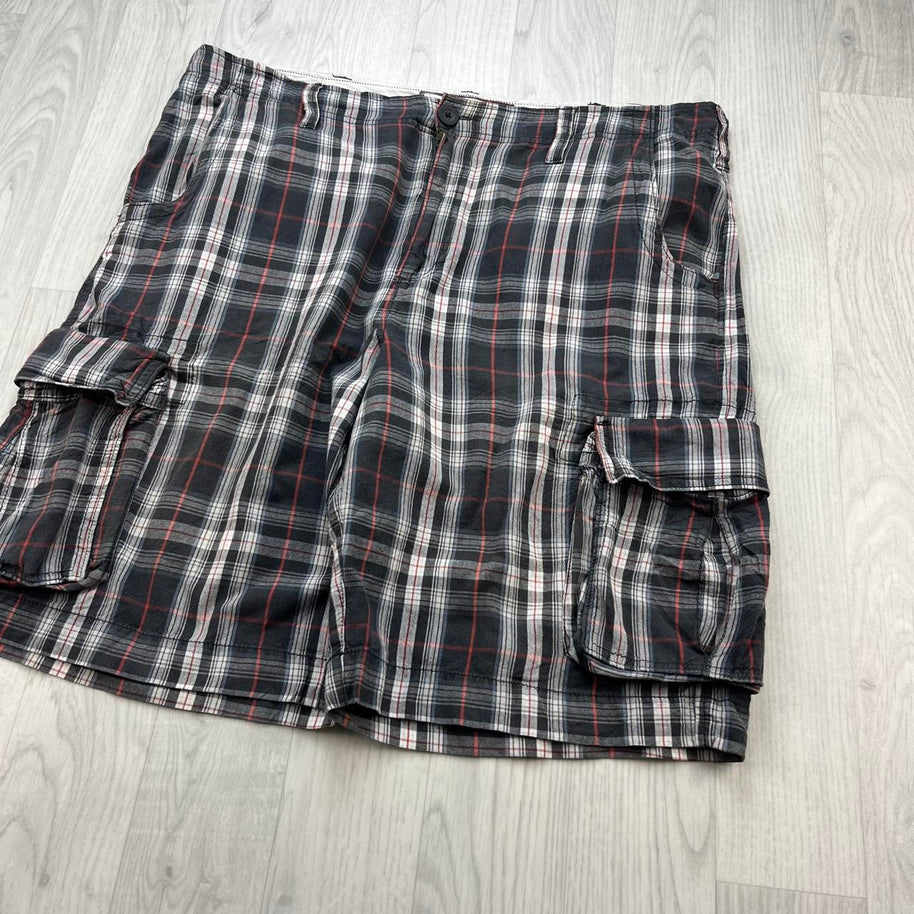 VINTAGE Y2K URBAN PIPELINE BAGGY CHECKERED PLAID CARGO SHORTS BLACK / WHITE