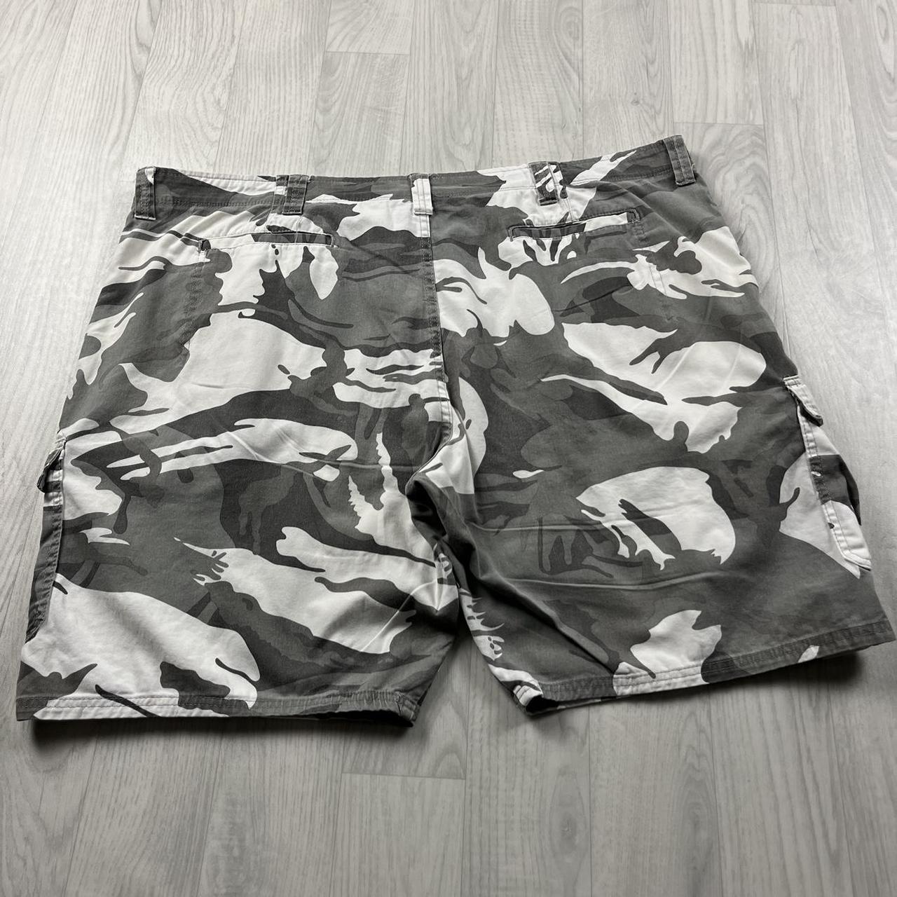 VINTAGE Y2K WRANGLER BAGGY LOOSE CAMO SHORTS