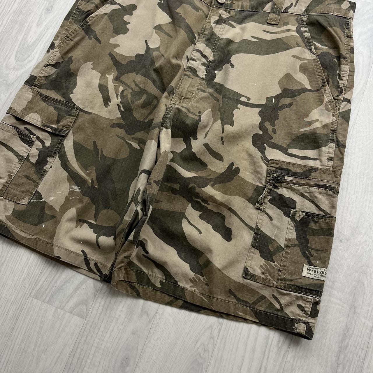 VINTAGE Y2K WRANGLER BAGGY CAMO CARGO SHORTS