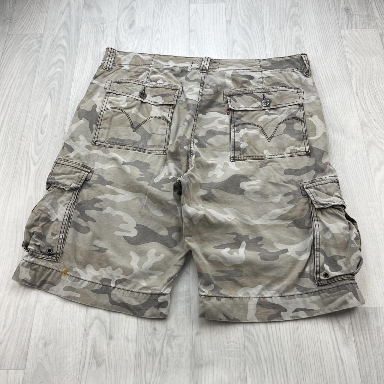 VINTAGE Y2K LEVIS BAGGY CAMO CARGO SHORTS CREAM