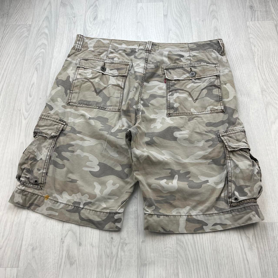 VINTAGE Y2K LEVIS BAGGY CAMO CARGO SHORTS CREAM