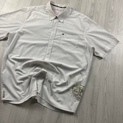 VINTAGE Y2K QUIKSILVER GRAPHIC SHORT SLEEVE SHIRT WHITE