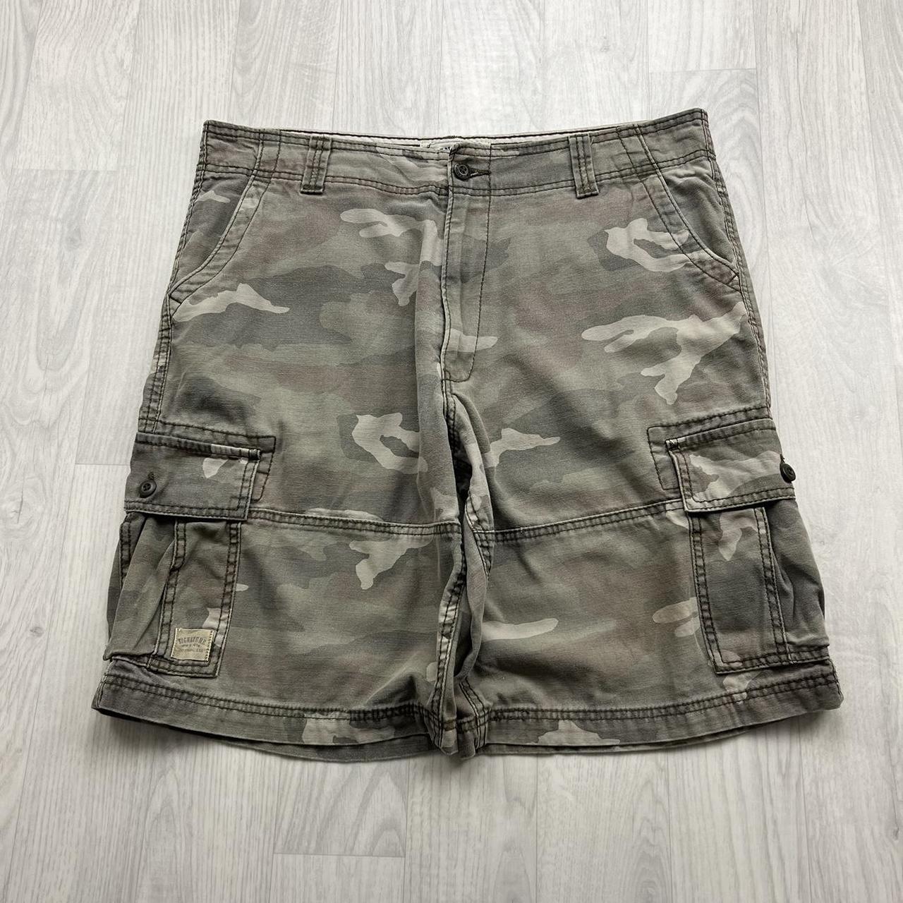 VINTAGE Y2K LEVIS BAGGY CAMO CARGO SHORTS