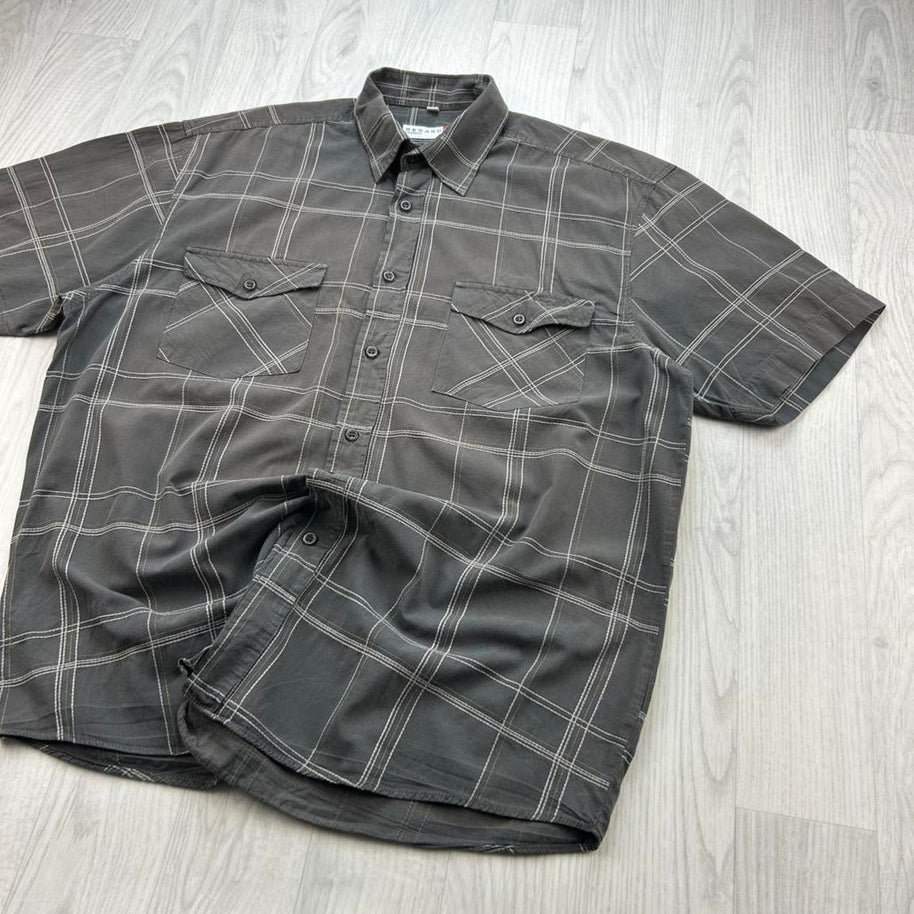 VINTAGE 00s CHECKERED SHORT SLEEVE BUTTON UP SHIRT BROWN