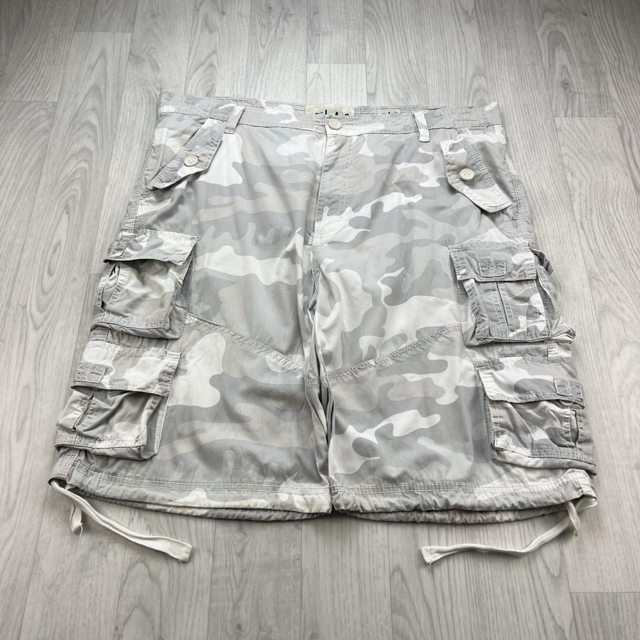 VINTAGE Y2K BAGGY CAMO CARGO SHORTS GREY / WHITE