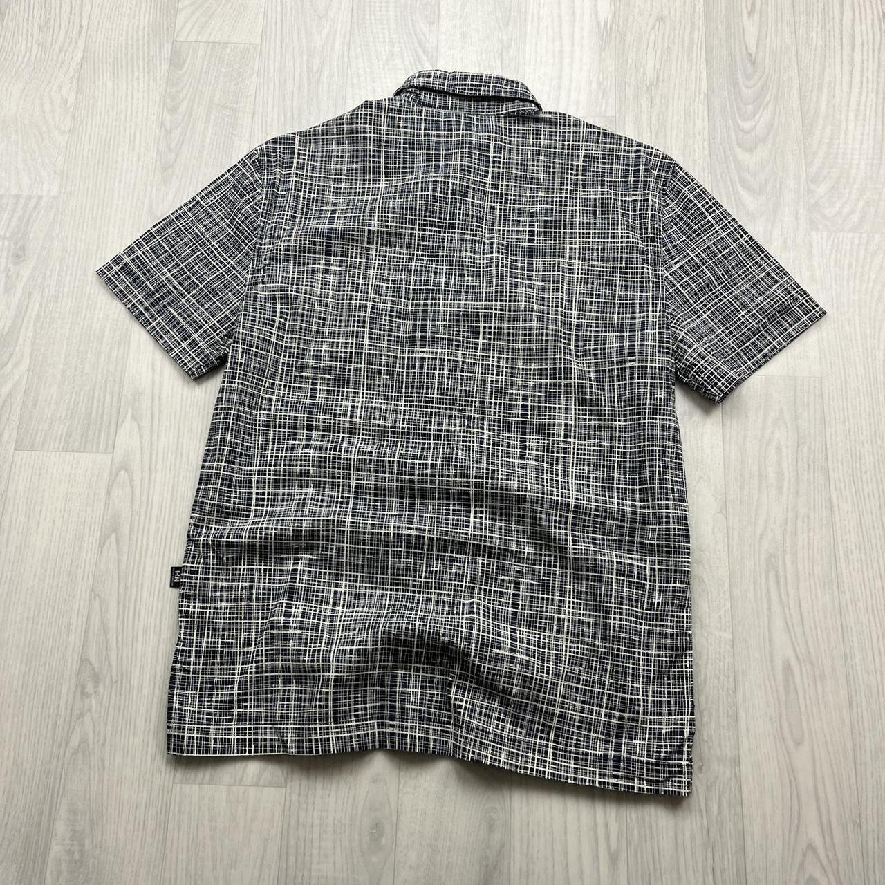 VINTAGE Y2K HELLY HANDEN GRAPHIC SHORT SLEEVE BUTTON UP SHIRT BLACK