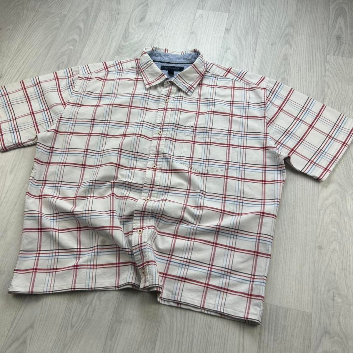 VINTAGE 00s TOMMY HILFIGER CHECKERED CROPPED SHORT SLEEVE BUTTON UP SHIRT WHITE / RED