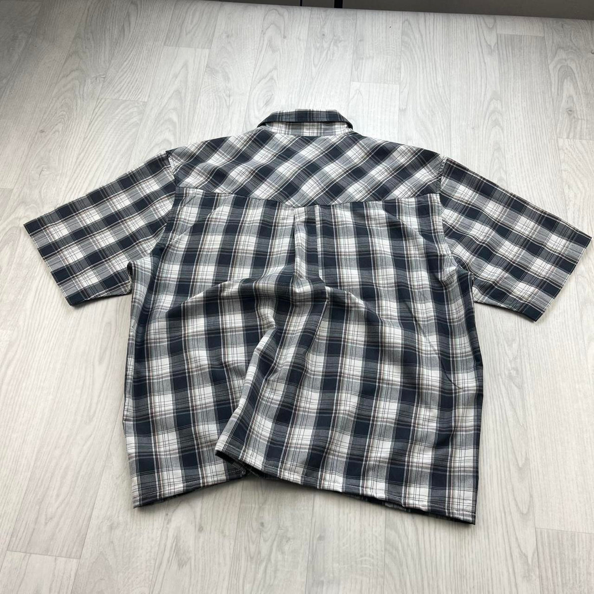 VINTAGE 00s QUIKSILVER CHECKERED CROPPED SHORT SLEEVE BUTTON UP SHIRT BLACK / WHITE