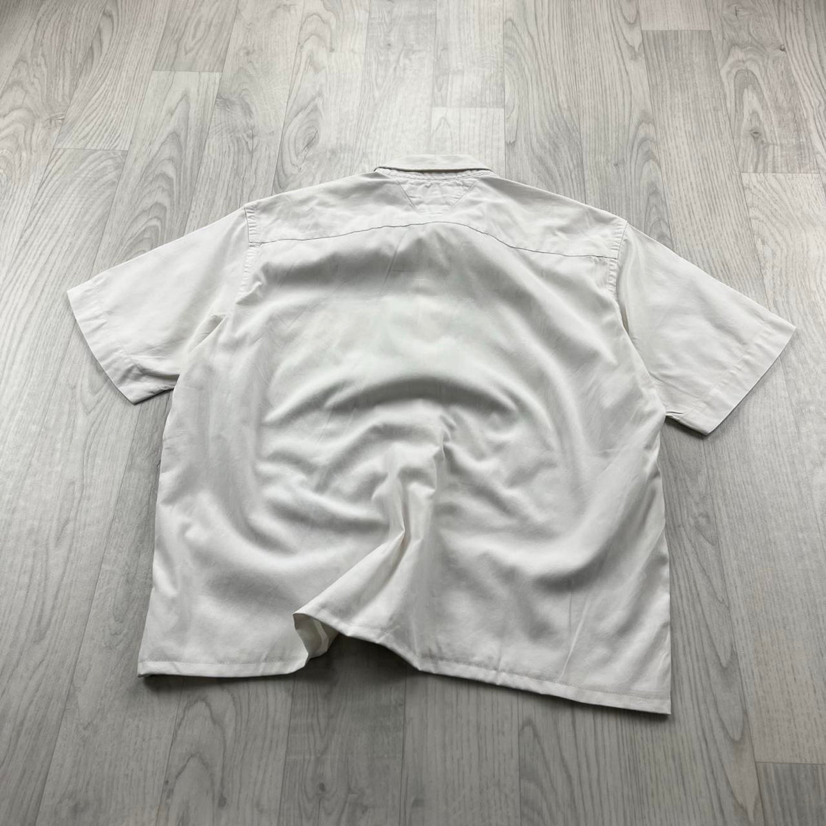 VINTAGE 00s TOMMY HILFIGER PLAIN CROPPED SHORT SLEEVE BUTTON UP SHIRT WHITE
