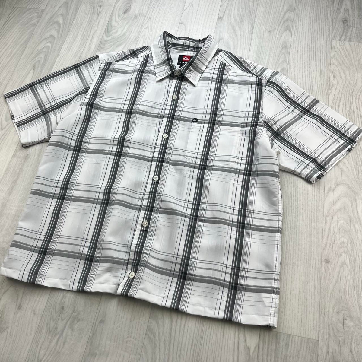 VINTAGE 00s QUIKSILVER CHECKERED CROPPED SHORT SLEEVE BUTTON UP SHIRT WHITE