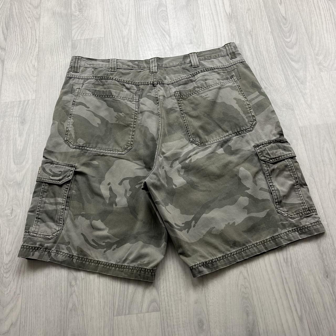 VINTAGE Y2K WRANGLER BAGGY CAMO CARGO SHORTS