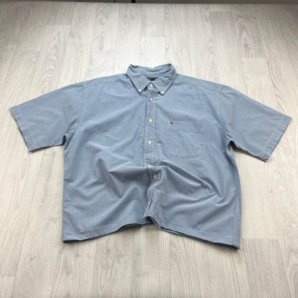 VINTAGE 00s TOMMY HILFIGER CHECKERED CROPPED SHORT SLEEVE BUTTON UP SHIRT BLUE