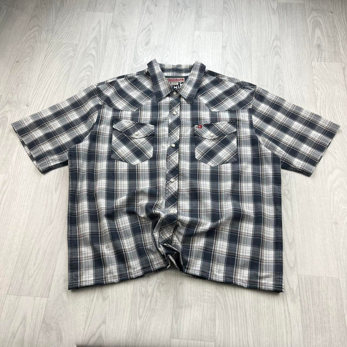 VINTAGE 00s QUIKSILVER CHECKERED CROPPED SHORT SLEEVE BUTTON UP SHIRT BLACK / WHITE