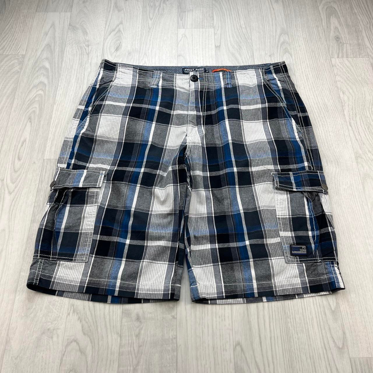 VINTAGE Y2K POINT ZERO CHECKERED PLAID CARGO SHORTS WHITE / NAVY