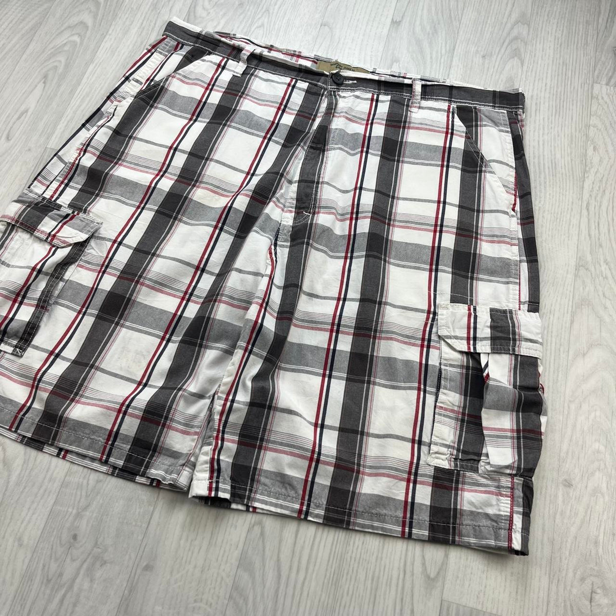 VINTAGE Y2K WRANGLER BAGGY CHECKERED PLAID CARGO SHORTS WHITE