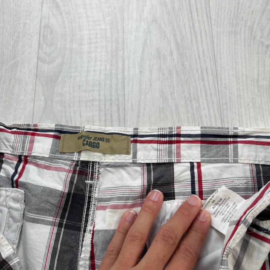 VINTAGE Y2K WRANGLER BAGGY CHECKERED PLAID CARGO SHORTS WHITE