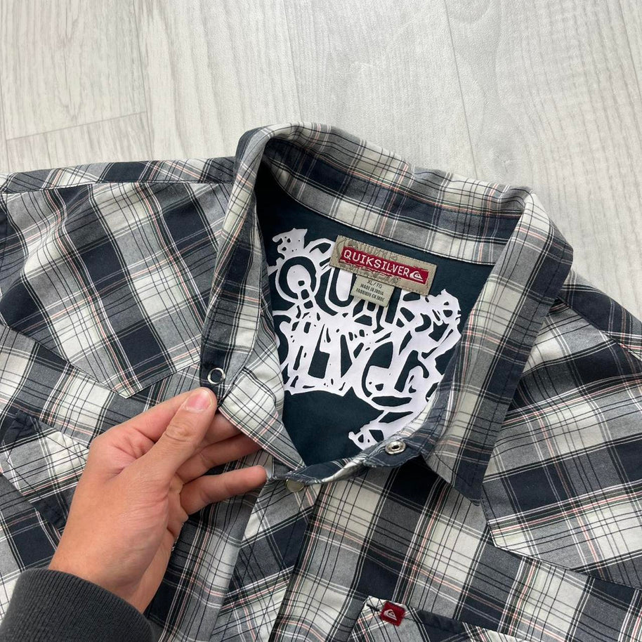 VINTAGE 00s QUIKSILVER CHECKERED CROPPED SHORT SLEEVE BUTTON UP SHIRT BLACK / WHITE