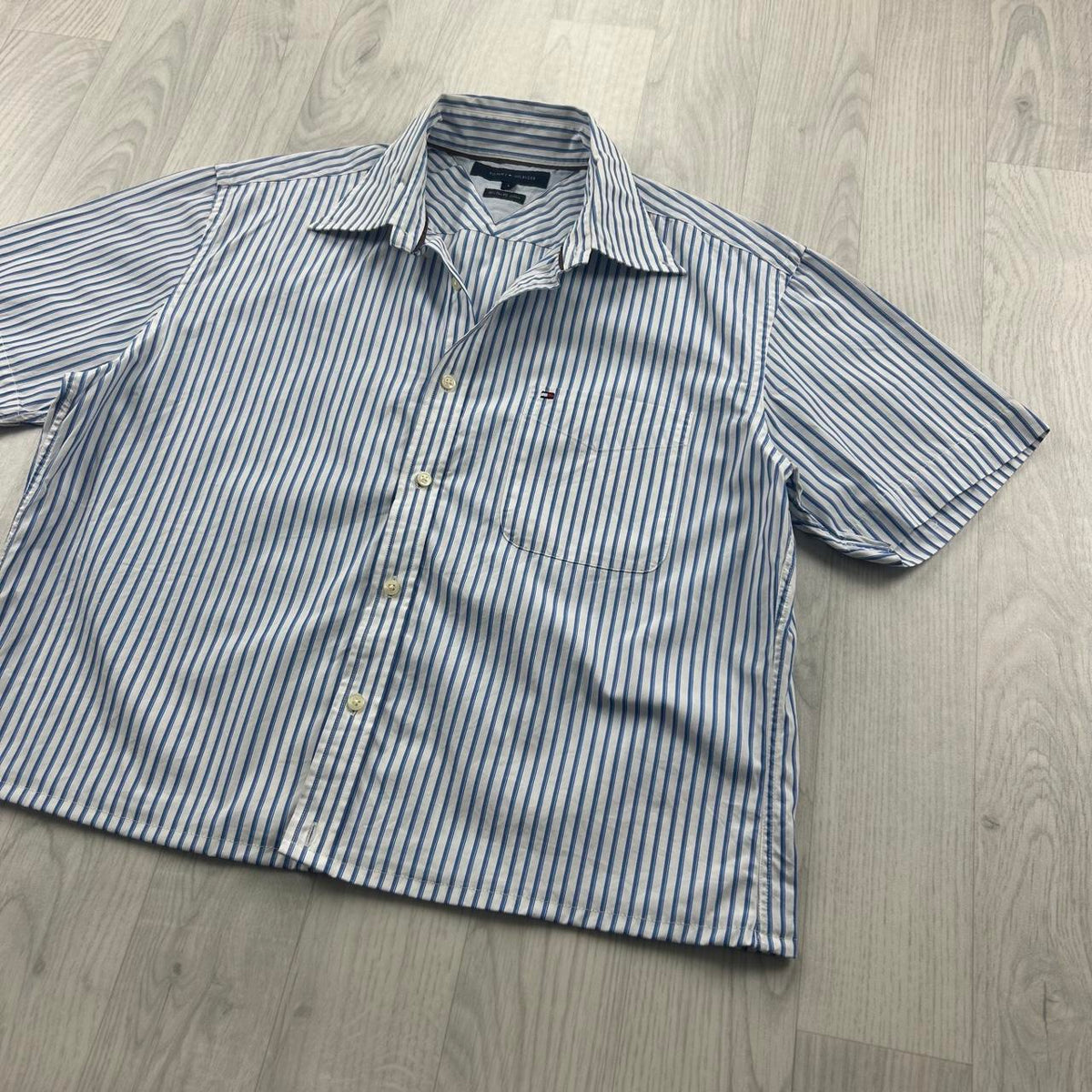 VINTAGE 00s TOMMY HILFIGER STRIPED CROPPED SHORT SLEEVE BUTTON UP SHIRT BLUE